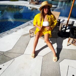Irina Dubtsova Instagram - Доброе утро ☀️🥰🤩🌴 Вроде подзагорела, пора уже и в купальнике фотографироваться 😅 Льняные костюмы @modde_official 💛 моя любоффф 🥰 
#отпуск #любимыелюди #семья #моимальдивы #maldives