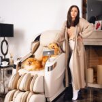 Irina Dubtsova Instagram - В холодную погоду самое важное это уют, тепло и поддержание иммунитета. Этой осенью я хочу быть продуктивна на 100%. 🔥 Поэтому я так полюбила домашние тренировки. А как иначе, когда дома появилась такая стильная беговая дорожка от @yamaguchi.ru ( листайте карусель 🤪) ? Теперь дожди и холода не страшны, можно бегать в любое время и это безопасно для коленей. А еще больше фитнеса появится в моей жизни с 20 сентября - у Yamaguchi начнется бесплатный фитнес-марафон ! Я оставила там для вас секретное задание 😉 Регистрируйтесь скорей на @yamaguchi.ru по ссылке в шапке профиля. Главный приз в марафоне - массажное кресло. И это правда то, за что стоит побороться 😍 Массажное кресло Yamaguchi подарило релакс и здоровье всей моей семье ! Теперь можно проводить зябкие осенние вечера с уникальным массажем коленей и прогревом всего тела, а если добавить к этому чай и любимый десерт - станет идеально. Для Вас по промокоду DUBTSOVA действует скидка -10% на товары при покупке в Инстаграм @yamaguchi.ru 🔥