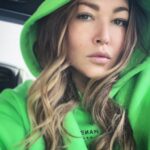 Irina Dubtsova Instagram - Я сегодня огурцом😅🥒, а вы ? Магнитной буре конец 😆 Можно жить дальше без головной боли. Говорят, ещё и весна начинается 🤗 #хочумогуделаю #всёбудетхорошо 😘 #иринадубцова Мой любимый Костюм от @manekenbrand 💚💚💚