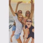 Irina Dubtsova Instagram - Мои девочки ❤️❤️❤️❤️ Скоро НОВАЯ песня про моих девочек “Это sex and the city Девочки, не дайте…» Дальше текст припева выдавать не буууудууу 🤣 Ваши варианты ? 😜😜😜🤣🤣 #девочки 🏝🥰☺️😁 #отпуск #моимальдивы