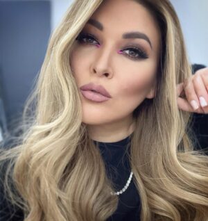 Irina Dubtsova Instagram - У меня для вас отличные новости 🤩 1) Весна 🌸 Хочется цвета, света, лета, в конце концов 🤣2) Новая песня скоро 🥰 Как настроение ? Говорят, магнитная буря какая-то, сияние можно наблюдать даже в Подмосковье. Или наблюдать у себя головные боли 😏  #весна #любовь #новаяпесня #скоро #иринадубцова
В сторис кое-что интересное 😉 Кто угадает ? ))