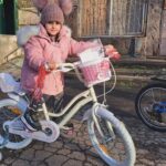 Irina Gorbacheva Instagram - Как и обещала, рассказываю про елку желаний! @elka_zhelaniy 🙌❤️🙌 Недавно меня пригласили на ВДНХ поучавствовать в ежегодной елке желаний! К сожалению я раньше не знала про эту классную историю, где любой желающий может взять и побыть дедом морозом или снегурочкой и осуществить мечту/желание любого ребенка! Идет она до конца февраля! Просто приходите, срываете шарик и исполняете желание)) Там много детей, разного возраста из всей нашей большой и многонацианальной страны! Дети, которым нужна наша поддержка!🙌❤️ Знаете, мне было 9 лет, когда мы переехали из моего родного Мариуполя в подмосковье и скажу, что если бы не поддержка наших родственников, соседей и совсем не знакомых людей, нам было бы очень тяжело! Трое детей, без мамы, с папой и бабушкой. Нам давали одежду, помогли устроится в школу, помогали с продуктами, учебниками.... Благодарю каждого, кто помогал нашей семье! Помню эту поддержку всю жизнь! И рада, что у меня есть такая же возможность, поддержать детей и сказать им, что когда они вырастут, они так же будут передавать помогать другим людям - потому что это рука, которая передает любовь от сердца к сердцу! ❤️🤝❤️🤝❤️