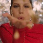Irina Gorbacheva Instagram – Очень люблю неудачные дубли))) хорошо что не слышно что я при этом говорю)))
Знаю, как вы любите всё закадровое, поэтому делюсь прикольными дублями со съемок новогодних роликов для МЕГИ!

Кстати, а вы сами уже готовы к празднику? 
Год Дракона как-никак, такой нужно встречать максимально ярко!))
Если ещё выбираете, что надеть в главную зимнюю ночь, обязательно загляните в МЕГУ в вашем городе. 
Сотни магазинов, тысячи нарядов, там есть всё-ё-ё для Нового года: от пайеток до пижам!