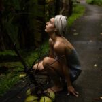 Irina Gorbacheva Instagram - Месяц я жила в той самой вилле из фильма "Ешь, молись, люби" где Джулия Робертс как раз боялась открыть сердце любви и таки смогла)) Самое смешное, что на момент моего приезда в эту виллу, фильм я не смотрела))) И конечно посмотрела его именно там))) Если не видели, прям советую и к пересмотру тоже! Я провела там много времени в любви! Я посвящала много времени знакомству, прояснению отношений, вкусов, предпочтений..... и все это с собой!.... В том числе поняла, что одиночество я люблю прилюдное))) как бы это не звучало)) Полная оторванность от людей меня вводит в уныние или прокостенацию... Человеку нужен человек и первый это сам он! Мне с собой и вкусно и смешно, интересно, по разному..... но с людьми, встречами, с этой алхимией (да да, мое новое любимое слово))) гораздо насышеннее и глубже! Благодарю хозяев этой прекрасной виллы за прием и доброту! Марин✨️🫂✨️❤️‍🔥 Фото @kraynova13 ❤️‍🔥