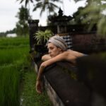 Irina Gorbacheva Instagram - Месяц я жила в той самой вилле из фильма "Ешь, молись, люби" где Джулия Робертс как раз боялась открыть сердце любви и таки смогла)) Самое смешное, что на момент моего приезда в эту виллу, фильм я не смотрела))) И конечно посмотрела его именно там))) Если не видели, прям советую и к пересмотру тоже! Я провела там много времени в любви! Я посвящала много времени знакомству, прояснению отношений, вкусов, предпочтений..... и все это с собой!.... В том числе поняла, что одиночество я люблю прилюдное))) как бы это не звучало)) Полная оторванность от людей меня вводит в уныние или прокостенацию... Человеку нужен человек и первый это сам он! Мне с собой и вкусно и смешно, интересно, по разному..... но с людьми, встречами, с этой алхимией (да да, мое новое любимое слово))) гораздо насышеннее и глубже! Благодарю хозяев этой прекрасной виллы за прием и доброту! Марин✨️🫂✨️❤️‍🔥 Фото @kraynova13 ❤️‍🔥