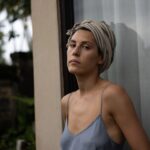 Irina Gorbacheva Instagram - Месяц я жила в той самой вилле из фильма "Ешь, молись, люби" где Джулия Робертс как раз боялась открыть сердце любви и таки смогла)) Самое смешное, что на момент моего приезда в эту виллу, фильм я не смотрела))) И конечно посмотрела его именно там))) Если не видели, прям советую и к пересмотру тоже! Я провела там много времени в любви! Я посвящала много времени знакомству, прояснению отношений, вкусов, предпочтений..... и все это с собой!.... В том числе поняла, что одиночество я люблю прилюдное))) как бы это не звучало)) Полная оторванность от людей меня вводит в уныние или прокостенацию... Человеку нужен человек и первый это сам он! Мне с собой и вкусно и смешно, интересно, по разному..... но с людьми, встречами, с этой алхимией (да да, мое новое любимое слово))) гораздо насышеннее и глубже! Благодарю хозяев этой прекрасной виллы за прием и доброту! Марин✨️🫂✨️❤️‍🔥 Фото @kraynova13 ❤️‍🔥