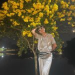 Irina Khakamada Instagram - Прислонился к дереву: прошлое ушло корнями под землю , будущее не видно. Здесь и сейчас … мгновение красоты .