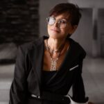 Irina Khakamada Instagram - Иногда умеренный дилетантизм помогает снять искусственные барьеры в голове. Не бойтесь быть дебютантом, главное — непрерывно учиться, но не коллекционируя дипломы, а учиться по жизни . Иногда классический роман или фильм Тарковского, Бергмана, или беседа с интересным человеком научит большему, чем факультет психологии МГУ. Дифференцируйте знания — узкий профессионал не выживет в эпоху перемен .
