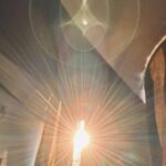 Irina Khakamada Instagram - Луч надежды сам пробивается к нам . Важно не быть для него черной дырой. Светом на свет . Никакой мистики . Заходящее солнце пробилось через гардины. А я сфоткала))