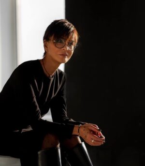 Irina Khakamada Instagram - Я собственными ушами услышала от Далай-ламы такое высказывание: «Как бы удобно ни сели, нога затечет. Надо поменять положение». 

Я думаю, так и в жизни. Перемены — прекрасны, иначе вы затекаете, немеют конечности и душа. 

Меняйте положение. Это так естественно. Неестественно как раз застывать в жизни, подобно мухе в густом меде. Нет ничего постоянного, невозможно полностью опереться на опыт прошлого и угадать будущее. Ловите дыхание настоящего и получайте удовольствие. 

Главное — меняйте положение, пробуйте и ничего не бойтесь. С таким настроением можно не только слоника продать, но и горы свернуть .