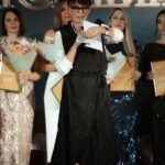 Irina Khakamada Instagram - Сегодня хочу рассказать о премиях «Главные женщины» и «Главные мужчины», в которых я участвую в качестве председателя жюри.   Проекты очень интересные и самобытные. Мне нравится сама идея — сделать популярнее и известнее людей, которые занимаются реальным делом. Из России, СНГ и других стран — проект международный. Участие в нем уже приняли 462 номинанта из 17 стран и 74 городов — впечатляющие цифры! В этом году будет уже пятая, юбилейная, женская премия и первая мужская. ⠀ Почему вам стоит принять участие? ⠀ Среди важнейших достоинств премии — честная оценка номинантов по шести критериям, от бизнес-показателей и семейных ценностей до философии личного бренда. Именно этот показатель, философию личного бренда, оцениваю лично я. Для этого изучаю информацию о каждом номинанте, смотрю их выступления на сцене, самопрезентации, личные страницы на сайте премии и ставлю оценку. И так каждый член жюри — по критерию, в котором он наиболее компетентен.   Это дает шанс на победу в престижном и статусном конкурсе каждой участнице и участнику из абсолютно разных отраслей — от производства до торговли и сферы обслуживания. Тем, кто занят реальным делом!   И ваше участие — это прекрасная возможность познакомиться с этими людьми, завести новых друзей, найти партнеров по бизнесу. Заявить о себе широкой аудитории, продвинуть и укрепить свой личный бренд. ⠀ Премия проходит в течение 4 дней в Москве, в отеле «Хаятт Ридженси Петровский Парк». Великолепное собрание единомышленников, звездный состав жюри, мощнейший форум с авторитетными спикерами, в котором каждая номинантка и номинант также участвует. ⠀ Подписываетесь на аккаунт премии «Главные женщины» @womanbrand.ru и аккаунт форума и премии «Главные мужчины» @forumbrand.ru, переходите на сайты, оставляйте заявки и становитесь номинантами премий. ⠀ До встречи в Москве, на премиях и форуме!   #направахрекламы ООО «Роскошь Сибири»