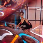 Irina Khakamada Instagram - Мы живём в условиях абсолютной неопределённости, начиная, с бытовой жизни . Чтобы стать определённым в неопределённости, нужно органично слиться с неопределённостью. …Принять ее как абсолютно стабильную систему. И стать точно таким же, неопределённым, и пытаясь жить в моменте и думая только о моменте .