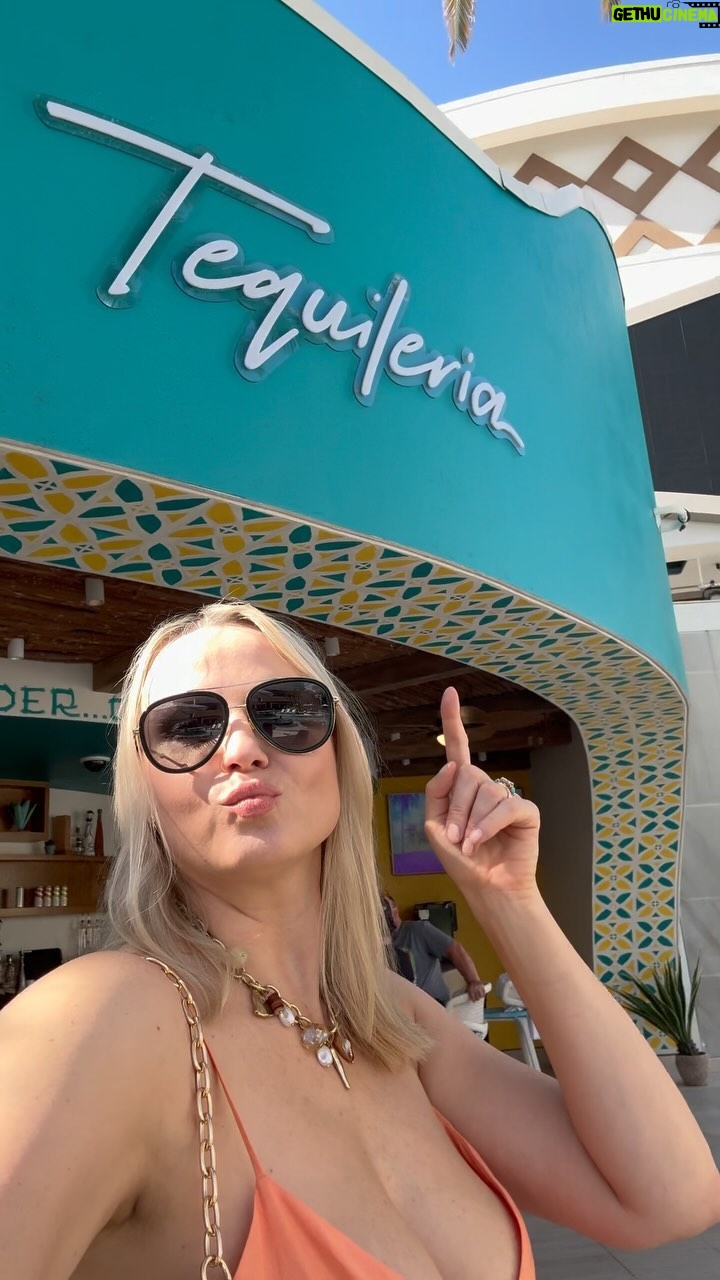 Irina Voronina Instagram - Congrats to @sammyhagar on an amazing new venue at the @palms 🌴❤️🙌 Can’t wait to go back to #sammysisland ! #sammyhagar #palmslasvegas #irinavoronina #lasvegas