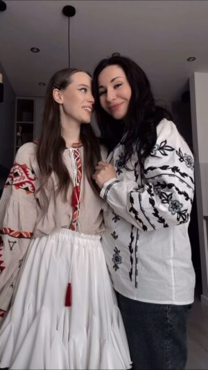 Iryna Kudashova Instagram - З днем вишиванки 💙💛 Нам, українцям, є чим пишатися 💛 @yanasilence , а вишиванки в нас українського бренду @moja.vyshyvanka 😍