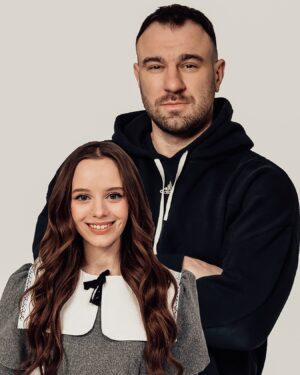 Iryna Kudashova Instagram - Знайомтесь, це мій ТАТО Євгеній😍
⠀
Тільки не той про якого ви подумали, а мій «театральний тато», який повірив в мене і здійснив одну з моїх мрій!
⠀
@actoroleiinyk - продюсер, який створив вистави, які збирають повні зали в усіх містах України, повні солдаути! Тож тепер і я стану частинкою цього магічного світу і моя перша вистава буде «Наші Кайдаші»
Комедія, яка ще нікого не залишила байдужим 😍
⠀
Тож побачимось у містах:
⠀
17 - Чернігів
18 - Черкаси
19 - Дніпро 
23 - Вінниця 
Таке не можна пропускати 😍
⠀
Ти з якого міста?