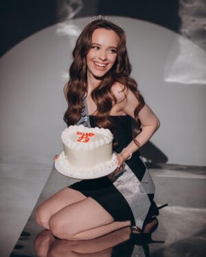 Iryna Kudashova Instagram - Bye 23 👋 так, я розумію, що цифра це лише умовності, але як так швидко з 15 річної принцеси виросла така доросла дівчина? Не готова ще змінювати цифру в інстаграм на нову і поки не буду 😂
⠀
Фотограф: @photo_by_alexlakota 
Макіяж: @kholodenko_ivanna 
Студія: @couple.photostudio