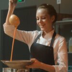Iryna Kudashova Instagram - У вишуканому ресторані Варя мріє втілити свої найвищі амбіції. Та неочікувано на її шляху з’являється Ольга Франко — справжня мисткиня української кухні! Вона добре знає, як правильно готувати, зустрічати гостей та створювати затишок. Та чи прислухається Варя до її порад? Дізнайтеся із 7 березня в кіно! #СмакСвободи