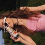 Iryna Kudashova Instagram - Вирізнятися складно? Ні! Бо навіть в щоденних справах можна бути яскравою та не такою як усі. Ми всі дуже унікальні й особливі, а Shake Zero це підкреслює. ⠀ Я завжди за баланс роботи і чогось важливого з розвагами, особливо влітку. Робоча зустріч, потім басейн, пляж і новенький безалкогольний Shake Zero, який ідеально втамує спрагу та доповнить настрій в кожній із цих ситуацій. ⠀ Для мене Shake Zero ідеальний напій влітку. Передусім завдяки смакам, які просто створені аби освіжати: хуго (звучить круто, скажіть?), бітер лимон та насичена ігриста полуниця. Беру завжди декілька смаків, люблю посидіти на пляжі з подружками і потім можна спокійно сісти за кермо 😍 ⠀ А ви вже спробували безалкогольний Shake Zero? Який ваш улюблений смак? Мій - ігриста полуниця 🍓 ⠀ #вирізнятисязshakezero