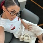 Isabeau Delatour Instagram - Recap Abu Dhabi avec @zayedintlairport 1 : Bien confortable dans le lounge (la vie qu’on mérite finalement) 2 : Une réaction égale à la beauté de l’aéroport 3 : Nous en plein craquage dans les boutiques de l’aéroport 4 : Choc de la beauté du lounge Etihad 5 : Vue de l’extérieur de l’aéroport juste sublime 6 : Un peu de culture avec La Grande Mosquée Cheikh Zayed impressionnante 7 : My favorite view 8 : Un peu de culture round 2 9 : Mon dessert favori (ouvrez ça à Paris svp) 10 : Outfit check avec ma star #ZayedInternationalAirport #TravelAbuDhabi Collaboration commerciale