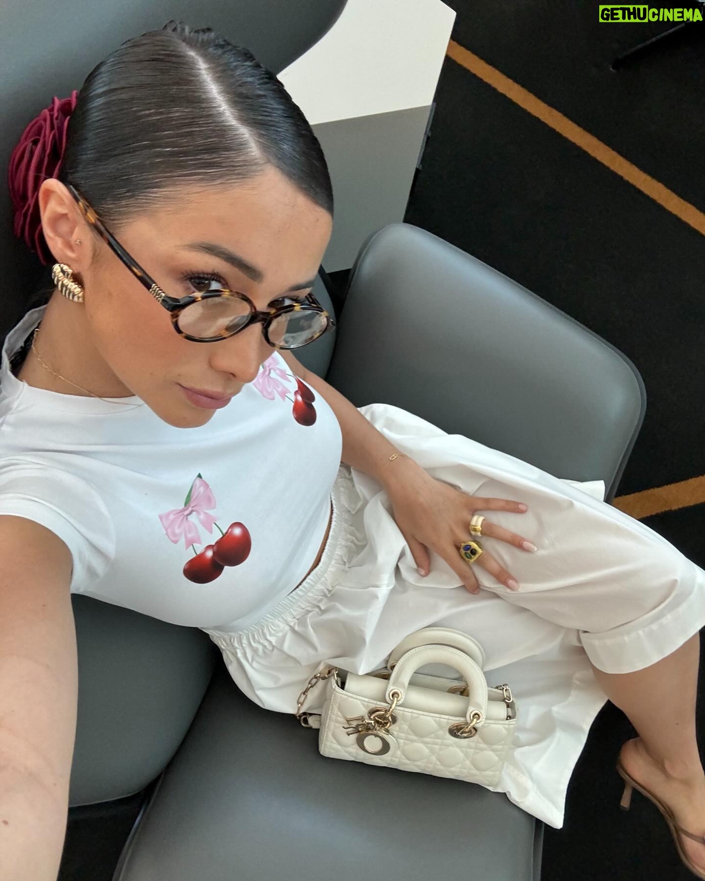 Isabeau Delatour Instagram - Recap Abu Dhabi avec @zayedintlairport 1 : Bien confortable dans le lounge (la vie qu’on mérite finalement) 2 : Une réaction égale à la beauté de l’aéroport 3 : Nous en plein craquage dans les boutiques de l’aéroport 4 : Choc de la beauté du lounge Etihad 5 : Vue de l’extérieur de l’aéroport juste sublime 6 : Un peu de culture avec La Grande Mosquée Cheikh Zayed impressionnante 7 : My favorite view 8 : Un peu de culture round 2 9 : Mon dessert favori (ouvrez ça à Paris svp) 10 : Outfit check avec ma star #ZayedInternationalAirport #TravelAbuDhabi Collaboration commerciale