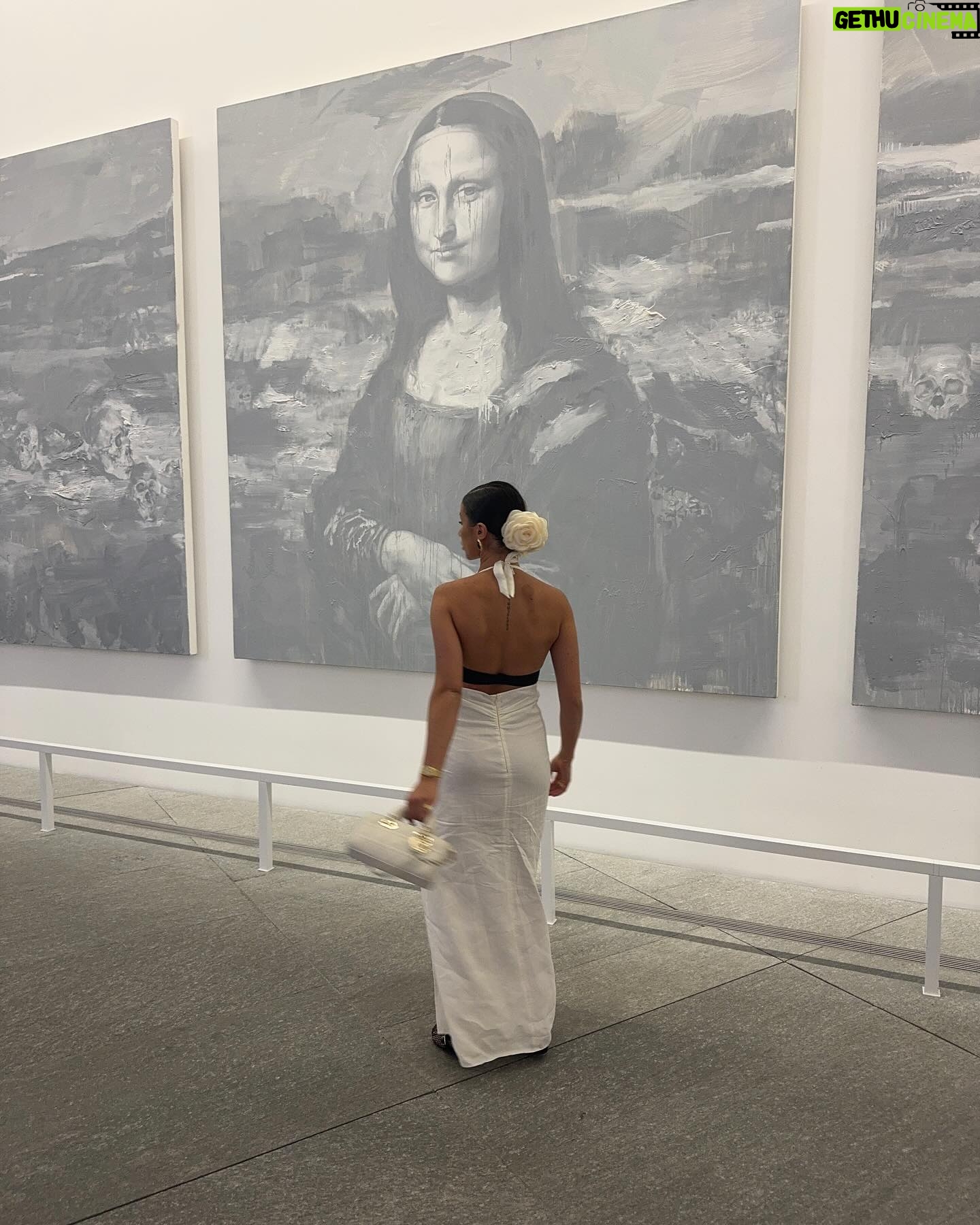 Isabeau Delatour Instagram - Robe froissée mais who cares finalement ???