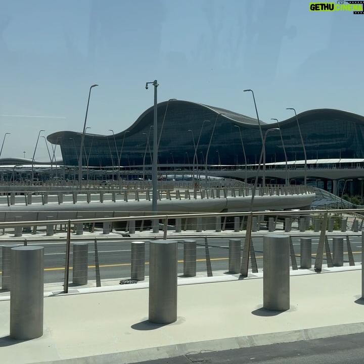 Isabeau Delatour Instagram - Recap Abu Dhabi avec @zayedintlairport 1 : Bien confortable dans le lounge (la vie qu’on mérite finalement) 2 : Une réaction égale à la beauté de l’aéroport 3 : Nous en plein craquage dans les boutiques de l’aéroport 4 : Choc de la beauté du lounge Etihad 5 : Vue de l’extérieur de l’aéroport juste sublime 6 : Un peu de culture avec La Grande Mosquée Cheikh Zayed impressionnante 7 : My favorite view 8 : Un peu de culture round 2 9 : Mon dessert favori (ouvrez ça à Paris svp) 10 : Outfit check avec ma star #ZayedInternationalAirport #TravelAbuDhabi Collaboration commerciale