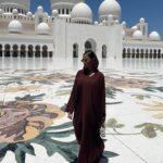 Isabeau Delatour Instagram - Recap Abu Dhabi avec @zayedintlairport 1 : Bien confortable dans le lounge (la vie qu’on mérite finalement) 2 : Une réaction égale à la beauté de l’aéroport 3 : Nous en plein craquage dans les boutiques de l’aéroport 4 : Choc de la beauté du lounge Etihad 5 : Vue de l’extérieur de l’aéroport juste sublime 6 : Un peu de culture avec La Grande Mosquée Cheikh Zayed impressionnante 7 : My favorite view 8 : Un peu de culture round 2 9 : Mon dessert favori (ouvrez ça à Paris svp) 10 : Outfit check avec ma star #ZayedInternationalAirport #TravelAbuDhabi Collaboration commerciale