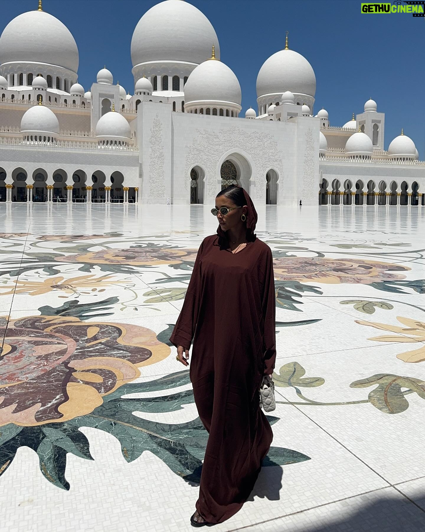 Isabeau Delatour Instagram - Recap Abu Dhabi avec @zayedintlairport 1 : Bien confortable dans le lounge (la vie qu’on mérite finalement) 2 : Une réaction égale à la beauté de l’aéroport 3 : Nous en plein craquage dans les boutiques de l’aéroport 4 : Choc de la beauté du lounge Etihad 5 : Vue de l’extérieur de l’aéroport juste sublime 6 : Un peu de culture avec La Grande Mosquée Cheikh Zayed impressionnante 7 : My favorite view 8 : Un peu de culture round 2 9 : Mon dessert favori (ouvrez ça à Paris svp) 10 : Outfit check avec ma star #ZayedInternationalAirport #TravelAbuDhabi Collaboration commerciale