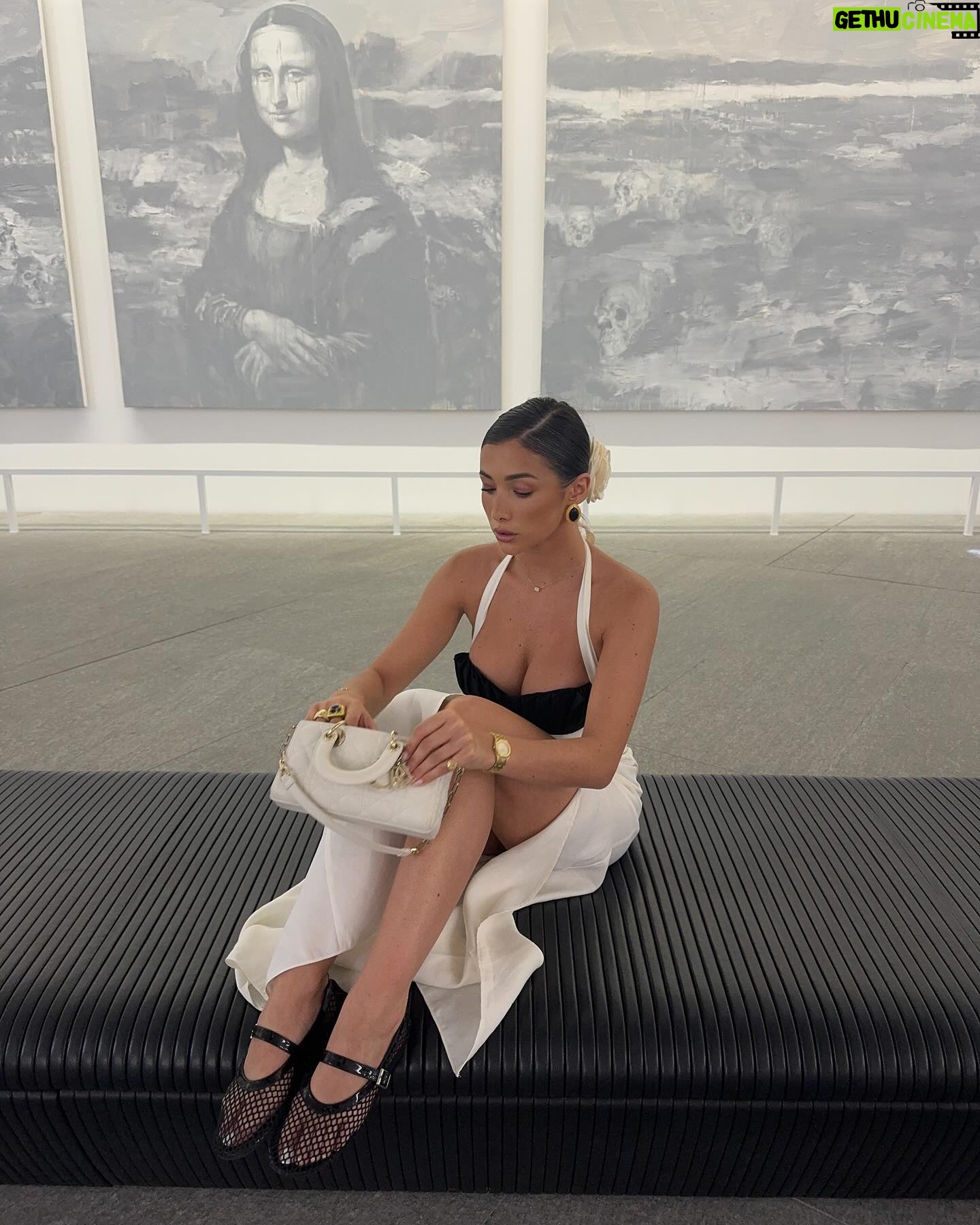 Isabeau Delatour Instagram - Recap Abu Dhabi avec @zayedintlairport 1 : Bien confortable dans le lounge (la vie qu’on mérite finalement) 2 : Une réaction égale à la beauté de l’aéroport 3 : Nous en plein craquage dans les boutiques de l’aéroport 4 : Choc de la beauté du lounge Etihad 5 : Vue de l’extérieur de l’aéroport juste sublime 6 : Un peu de culture avec La Grande Mosquée Cheikh Zayed impressionnante 7 : My favorite view 8 : Un peu de culture round 2 9 : Mon dessert favori (ouvrez ça à Paris svp) 10 : Outfit check avec ma star #ZayedInternationalAirport #TravelAbuDhabi Collaboration commerciale