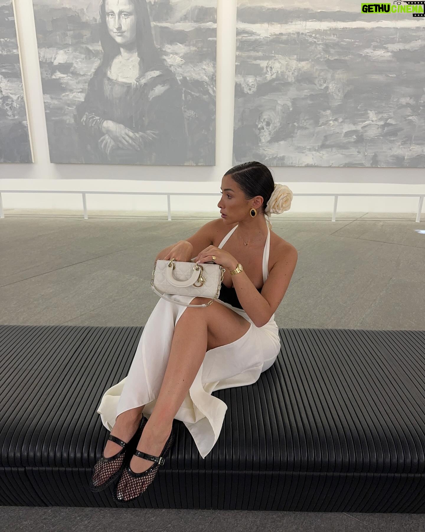 Isabeau Delatour Instagram - Robe froissée mais who cares finalement ???