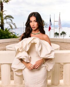 Isabeau Delatour Instagram - Look Mom, I did Cannes with @lorealparis 🥹😭😭❤️ #lorealparismakeup #lorealpariscannes #haircare #lorealparishaircare