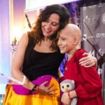 Isabel Díaz Ayuso Instagram - María es una niña de 11 años que sufre Sarcoma de Ewing, una enfermedad poco frecuente que está siendo combatida en el Niño Jesús de Madrid. La investigación es fundamental para atacar estas enfermedades poco frecuentes. Por eso, María ha organizado esta maravillosa cena benéfica que recauda fondos, junto al al torero Gonzalo Caballero. Todo comenzó con el apoyo de Álvaro Morata, jugador del Atlético. Y de ahí todos poco a poco hemos ido conociendo a María ❤️ Web: https://lasonrisademaria.com/