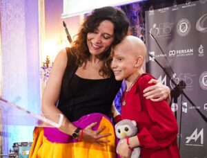 Isabel Díaz Ayuso Instagram - María es una niña de 11 años que sufre Sarcoma de Ewing, una enfermedad poco frecuente que está siendo combatida en el Niño Jesús de Madrid.

La investigación es fundamental para atacar estas enfermedades poco frecuentes. 

Por eso, María ha organizado esta maravillosa cena benéfica que recauda fondos, junto al
al torero Gonzalo Caballero.

Todo comenzó con el apoyo de Álvaro Morata, jugador del Atlético. Y de ahí todos poco a poco hemos ido conociendo a María ❤️

Web: https://lasonrisademaria.com/