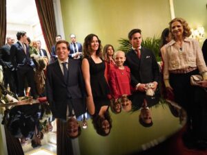 Isabel Díaz Ayuso Instagram - María es una niña de 11 años que sufre Sarcoma de Ewing, una enfermedad poco frecuente que está siendo combatida en el Niño Jesús de Madrid.

La investigación es fundamental para atacar estas enfermedades poco frecuentes. 

Por eso, María ha organizado esta maravillosa cena benéfica que recauda fondos, junto al
al torero Gonzalo Caballero.

Todo comenzó con el apoyo de Álvaro Morata, jugador del Atlético. Y de ahí todos poco a poco hemos ido conociendo a María ❤️

Web: https://lasonrisademaria.com/