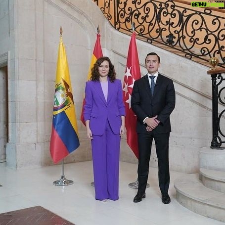 Isabel Díaz Ayuso Instagram - El presidente electo de Ecuador, @danielnoboaok , recibe la Medalla Internacional de la #comunidaddemadrid. Un político valiente que ha puesto su vida en juego por la libertad, la democracia y la prosperidad de su país. Por los miles de ecuatorianos en #Madrid y los madrileños en #Ecuador. Por las alianzas y el crecimiento en unidad, vaya este homenaje.