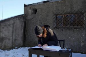 Isabel Díaz Ayuso Instagram - Más de 1.100.000 personas murieron en Auschwitz. Su “delito” era ser homosexuales, gitanos, tener alguna discapacidad, ser prisioneros políticos… El 90%, judíos.

No hace tanto ni tan lejos se cometieron los más graves delitos contra la humanidad.

No olvidar para no repetir.