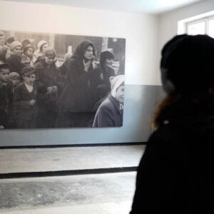 Isabel Díaz Ayuso Instagram - Más de 1.100.000 personas murieron en Auschwitz. Su “delito” era ser homosexuales, gitanos, tener alguna discapacidad, ser prisioneros políticos… El 90%, judíos.

No hace tanto ni tan lejos se cometieron los más graves delitos contra la humanidad.

No olvidar para no repetir.