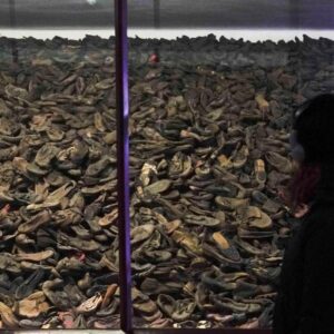 Isabel Díaz Ayuso Instagram - Más de 1.100.000 personas murieron en Auschwitz. Su “delito” era ser homosexuales, gitanos, tener alguna discapacidad, ser prisioneros políticos… El 90%, judíos.

No hace tanto ni tan lejos se cometieron los más graves delitos contra la humanidad.

No olvidar para no repetir.
