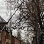 Isabel Díaz Ayuso Instagram - Más de 1.100.000 personas murieron en Auschwitz. Su “delito” era ser homosexuales, gitanos, tener alguna discapacidad, ser prisioneros políticos… El 90%, judíos. No hace tanto ni tan lejos se cometieron los más graves delitos contra la humanidad. No olvidar para no repetir.