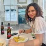 Isabel Díaz Ayuso Instagram - Tortilla de Betanzos y Estrella Galicia en La Penela. ¡#Galicia rueda!
