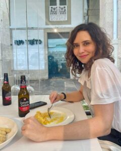 Isabel Díaz Ayuso Instagram - Tortilla de Betanzos y Estrella Galicia en La Penela. ¡#Galicia rueda!