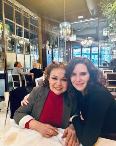 Isabel Díaz Ayuso Instagram - Celebrando la #Constitución en uno de mis restaurantes preferidos de #Madrid: las Estaciones de Juan, en #Chamberí.