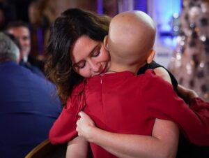 Isabel Díaz Ayuso Instagram - María es una niña de 11 años que sufre Sarcoma de Ewing, una enfermedad poco frecuente que está siendo combatida en el Niño Jesús de Madrid.

La investigación es fundamental para atacar estas enfermedades poco frecuentes. 

Por eso, María ha organizado esta maravillosa cena benéfica que recauda fondos, junto al
al torero Gonzalo Caballero.

Todo comenzó con el apoyo de Álvaro Morata, jugador del Atlético. Y de ahí todos poco a poco hemos ido conociendo a María ❤️

Web: https://lasonrisademaria.com/