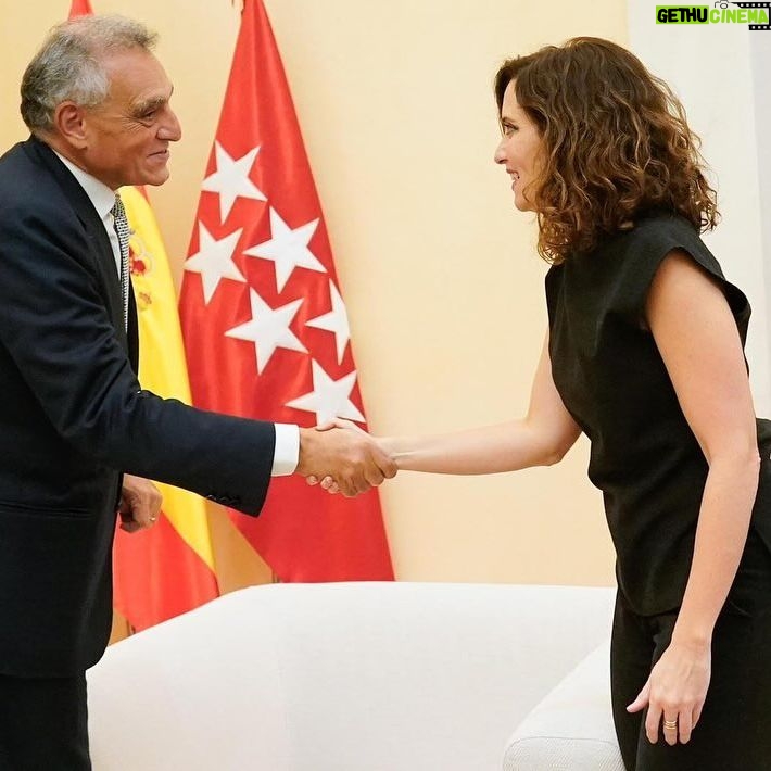 Isabel Díaz Ayuso Instagram - Damos la bienvenida al embajador de Italia en España, Giuseppe Buccino Grimaldi. Queremos reforzar la colaboración en materia económica y cultural entre #Italia y #Madrid, donde 43.464 italianos viven con nosotros.