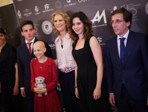Isabel Díaz Ayuso Instagram - María es una niña de 11 años que sufre Sarcoma de Ewing, una enfermedad poco frecuente que está siendo combatida en el Niño Jesús de Madrid.

La investigación es fundamental para atacar estas enfermedades poco frecuentes. 

Por eso, María ha organizado esta maravillosa cena benéfica que recauda fondos, junto al
al torero Gonzalo Caballero.

Todo comenzó con el apoyo de Álvaro Morata, jugador del Atlético. Y de ahí todos poco a poco hemos ido conociendo a María ❤️

Web: https://lasonrisademaria.com/