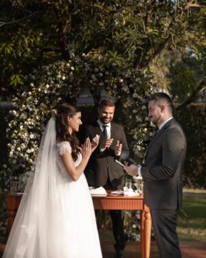 Isabela Souza Instagram - • @isasouza e @rafaelflorenzano casaram! e foi uma grande honra termos sido escolhidos por esse casal tão querido para registrar um dos dias mais importantes de suas vidas através do nosso olhar. 

uma alegria imensa estar no site da @voguenoiva contando através de fotografias o amor desse casal 🤍

-
@caioemilafotografia 
@bianchi 
@nataliamiller._ 
@conceptbiavaz 
@marianasalomaomake 
@espaco_myha 
@rafaelacavacacerimonial