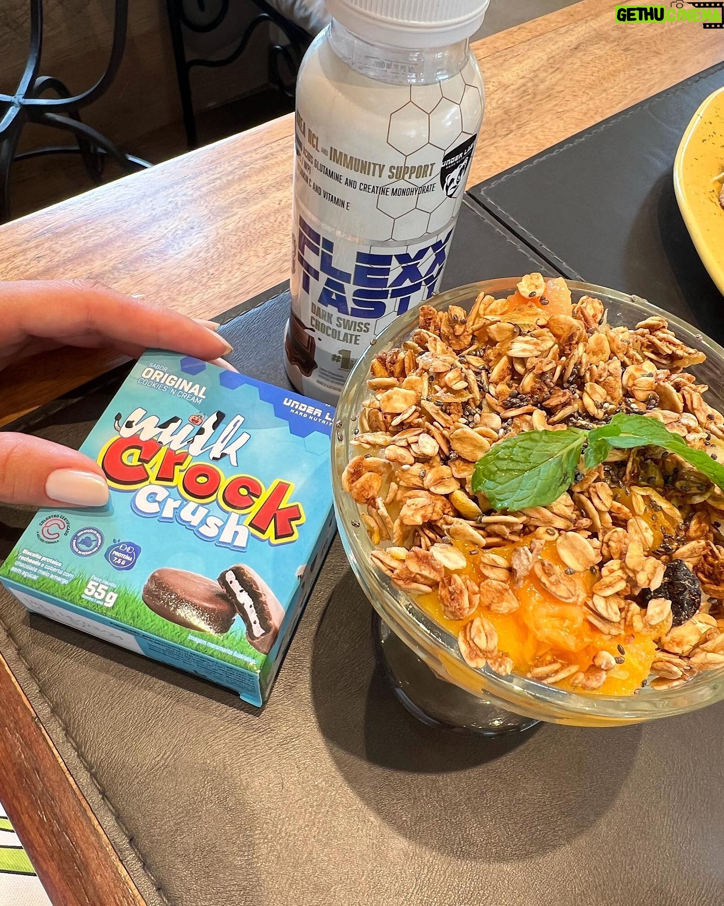 Isabela Souza Instagram - Da série: "Impossível viver sem @underlabzoficial" Assim fica muito mais fácil manter o foco na dieta, mesmo quando tô fora de casa 🤤💙 E pra você, o que mais atrapalha manter o foco na dieta? Cupom de 20% off no site: ISA 🥰