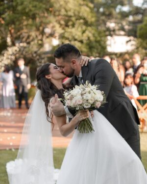 Isabela Souza Instagram - • @isasouza e @rafaelflorenzano casaram! e foi uma grande honra termos sido escolhidos por esse casal tão querido para registrar um dos dias mais importantes de suas vidas através do nosso olhar. 

uma alegria imensa estar no site da @voguenoiva contando através de fotografias o amor desse casal 🤍

-
@caioemilafotografia 
@bianchi 
@nataliamiller._ 
@conceptbiavaz 
@marianasalomaomake 
@espaco_myha 
@rafaelacavacacerimonial