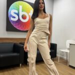 Isabela Souza Instagram - De ontem numa gravação super especial usando esse look @paolagiacomelli.brand que eu tô simplesmente apaixonada 🤎