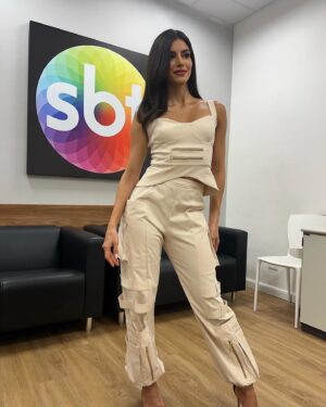 Isabela Souza Instagram - De ontem numa gravação super especial usando esse look @paolagiacomelli.brand que eu tô simplesmente apaixonada 🤎